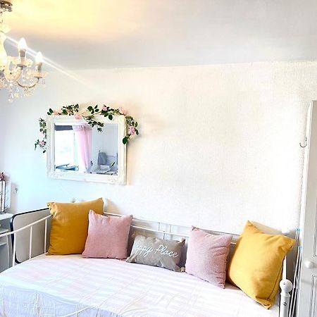 Happy Place With Kitchenette- Female Only Лондон Екстер'єр фото
